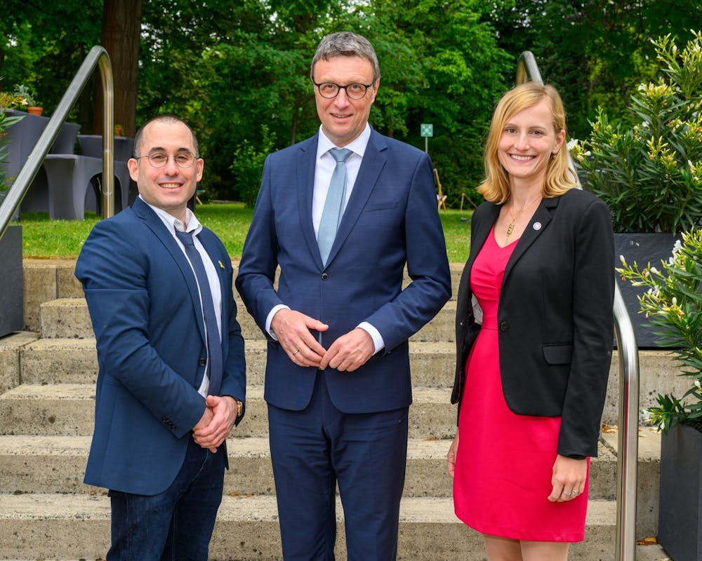 Hermann-Neuhaus-Preisträger 2024, v.l.n.r.: Oren Moscovitz, MPG-Präsident Patrick Cramer, Markéta Icha Kubánková | ©MPG/David Ausserhofer Hermann-Neuhaus-Preisträger 2024, v.l.n.r.: Oren Moscovitz, MPG-Präsident Patrick Cramer, Markéta Icha Kubánková