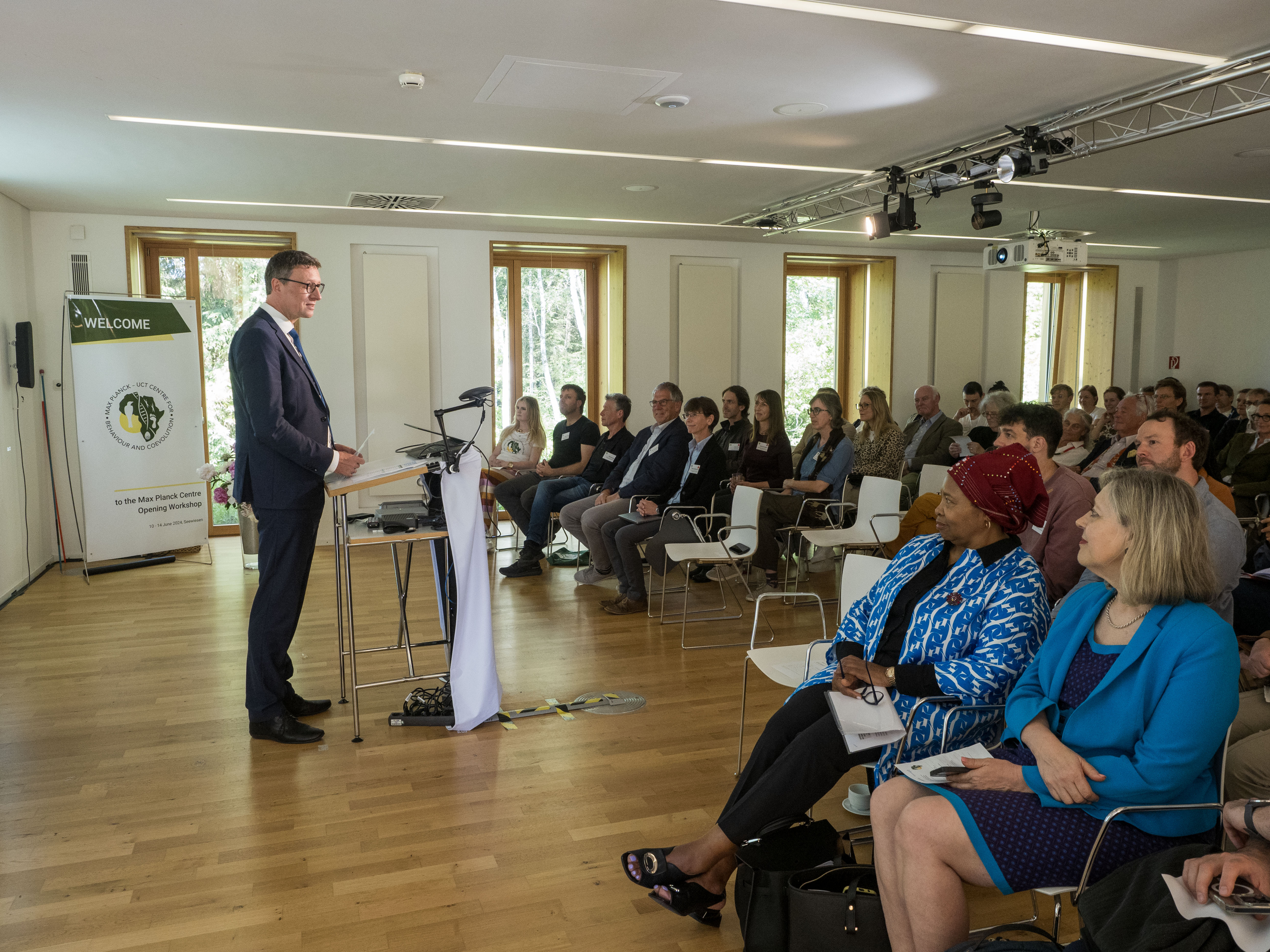 Präsident der Max-Planck-Gesellschaft, Patrick Cramer, bei seiner Eröffnungsrede des "Max Planck-University of Cape Town Centre for Behaviour and Coevolution" am 24. Juni 2024 im oberbayerischen Seewiesen, auf dem Gelände des MPI für biologische Intelligenz.