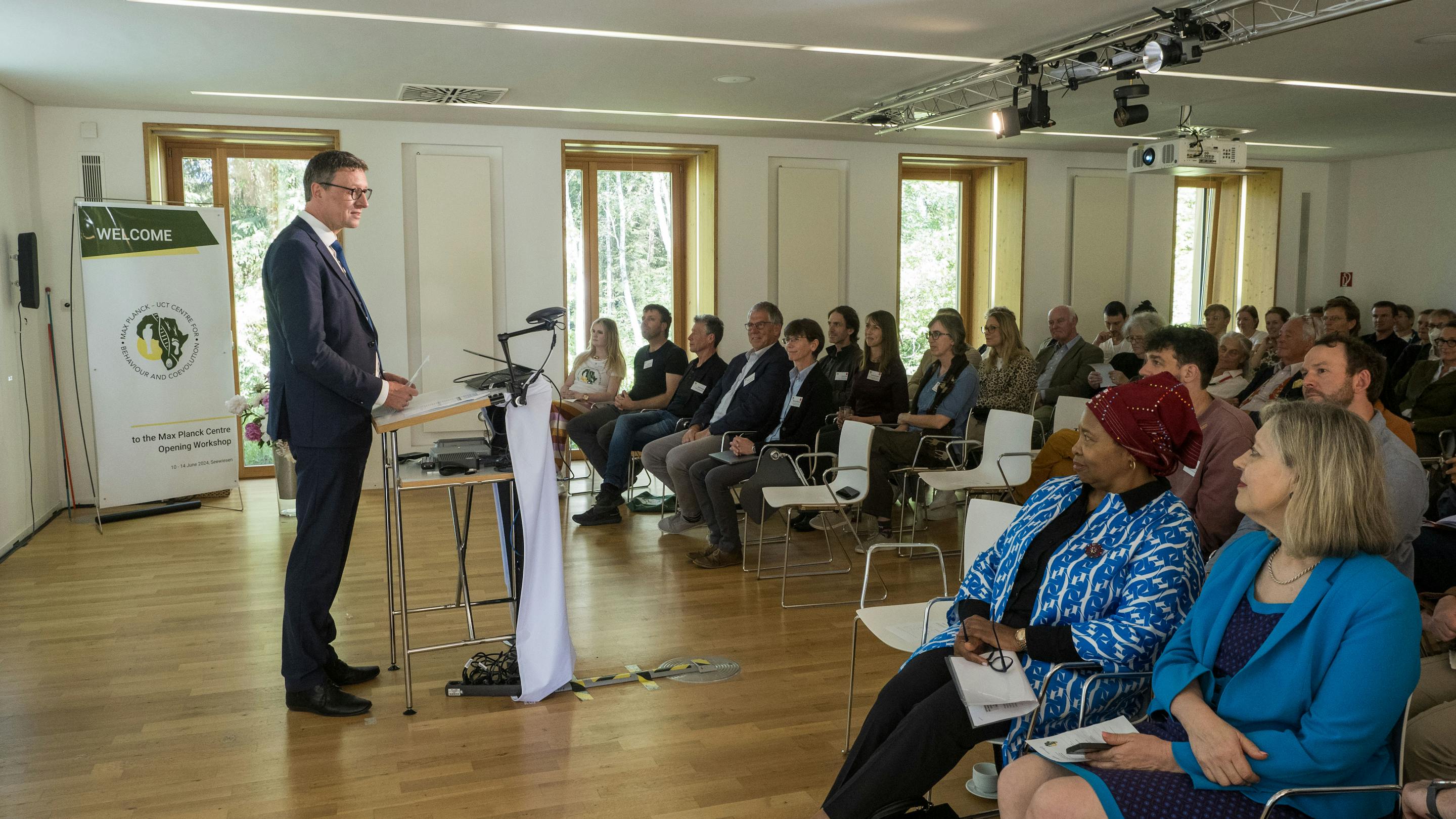 Präsident der Max-Planck-Gesellschaft, Patrick Cramer, bei seiner Eröffnungsrede des "Max Planck-University of Cape Town Centre for Behaviour and Coevolution" am 24. Juni 2024 im oberbayerischen Seewiesen, auf dem Gelände des MPI für biologische Intelligenz. | ©MPF Präsident der Max-Planck-Gesellschaft, Patrick Cramer, bei seiner Eröffnungsrede des "Max Planck-University of Cape Town Centre for Behaviour and Coevolution" am 24. Juni 2024 im oberbayerischen Seewiesen, auf dem Gelände des MPI für biologische Intelligenz.