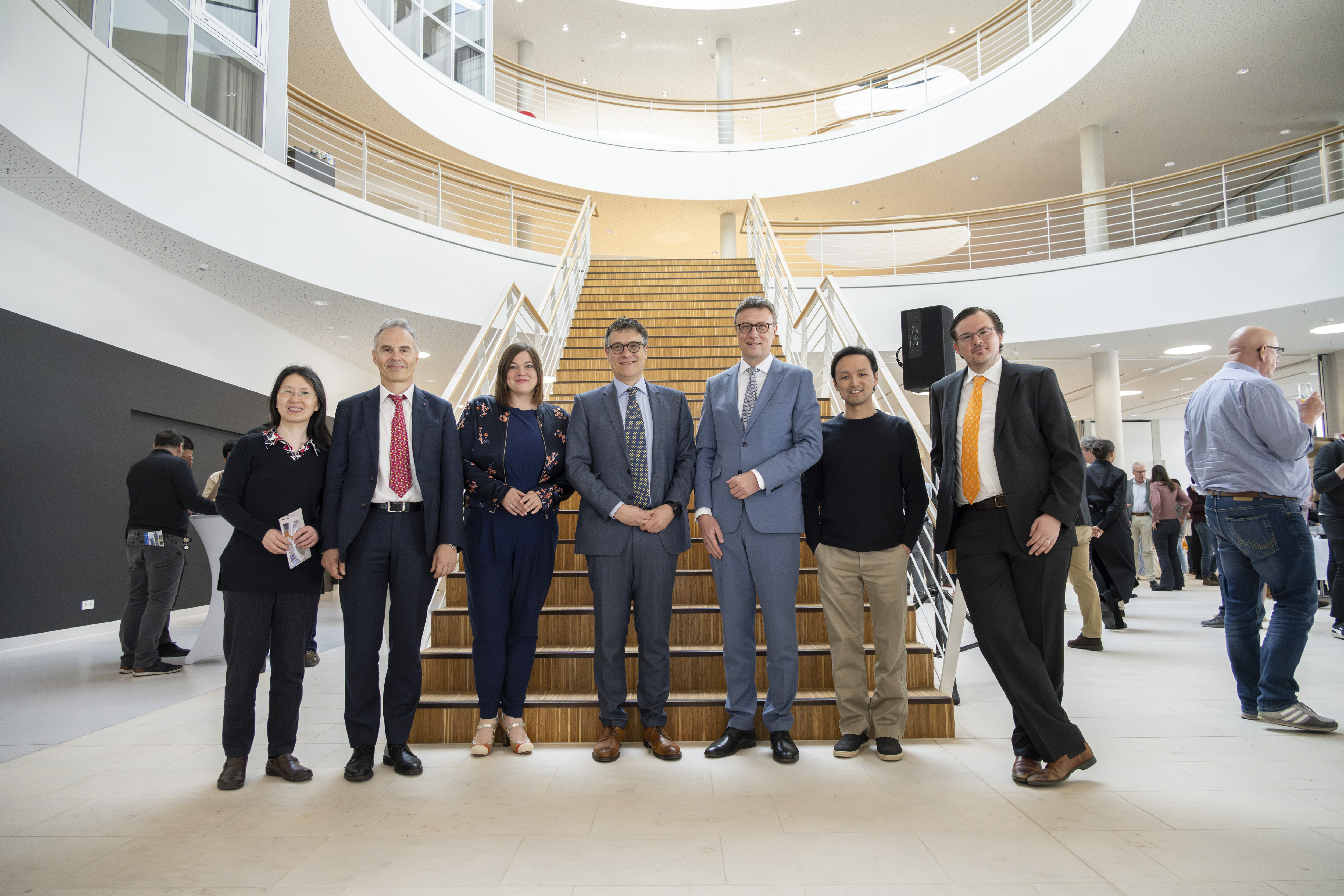 MPG-Präsident Patrick Cramer mit den zukünftigen Direktor*Innen der neuen MPSD-Institut und der zweiten Bürgermeisterin der Freien und Hansestadt Hamburg.