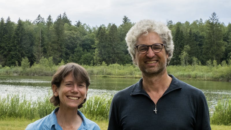 Claire Spotiswoode und Bart Kempenaers, Leitende des ersten Max-Planck-Zentrums auf afrikanischem Kontinent. | ©MPI für biologische Intelligenz/Sabine Spehn Claire Spotiswoode und Bart Kempenaers, Leitende des ersten Max-Planck-Zentrums auf afrikanischem Kontinent.