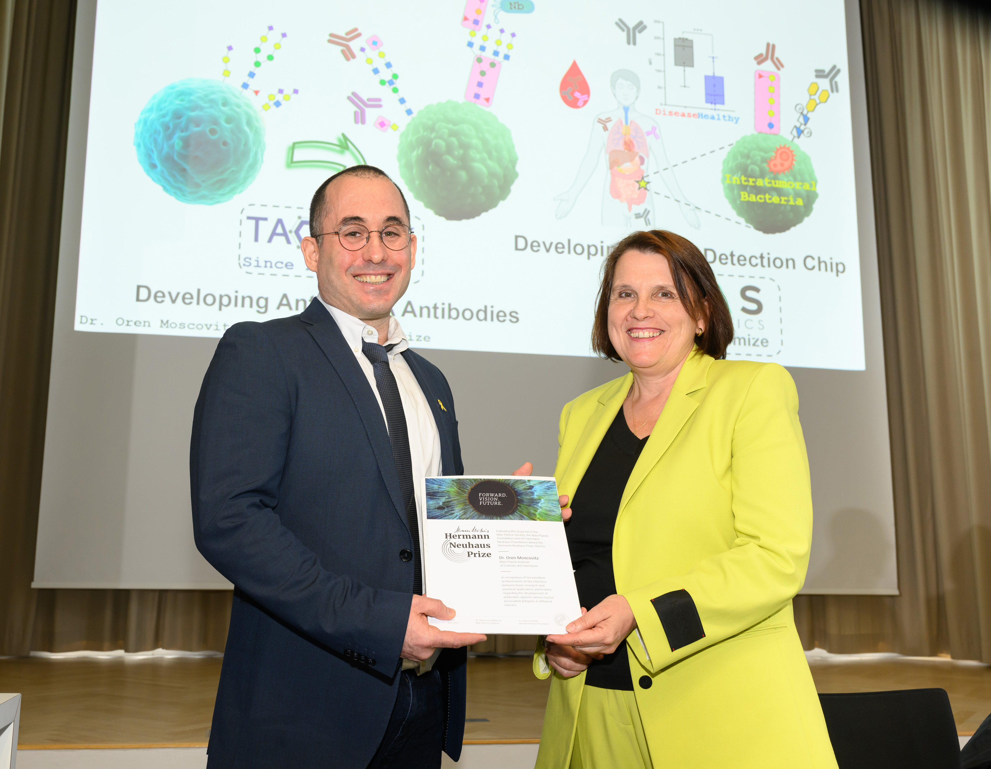 Oren Moscovitz erhält den Hermann-Neuhaus-Preis bei der 75- Jahresversammlung der MPG.