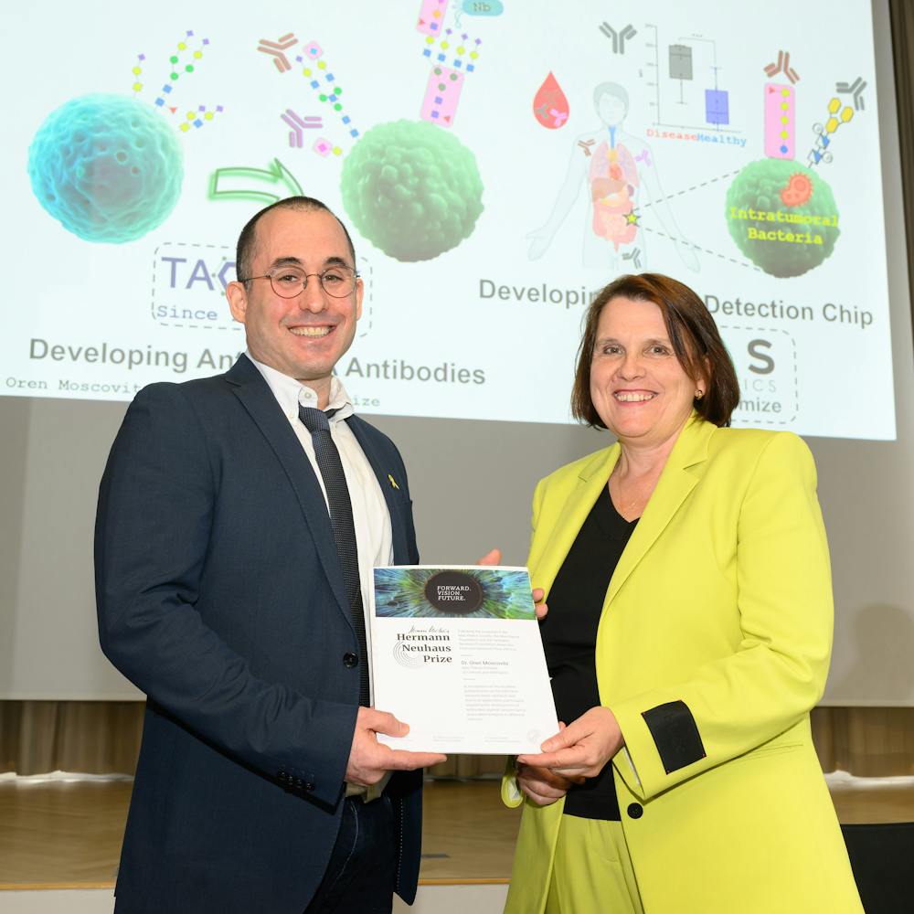 Oren Moscovitz erhält den Hermann-Neuhaus-Preis bei der 75- Jahresversammlung der MPG. | ©MPG/David Ausserhofer Oren Moscovitz erhält den Hermann-Neuhaus-Preis bei der 75- Jahresversammlung der MPG.