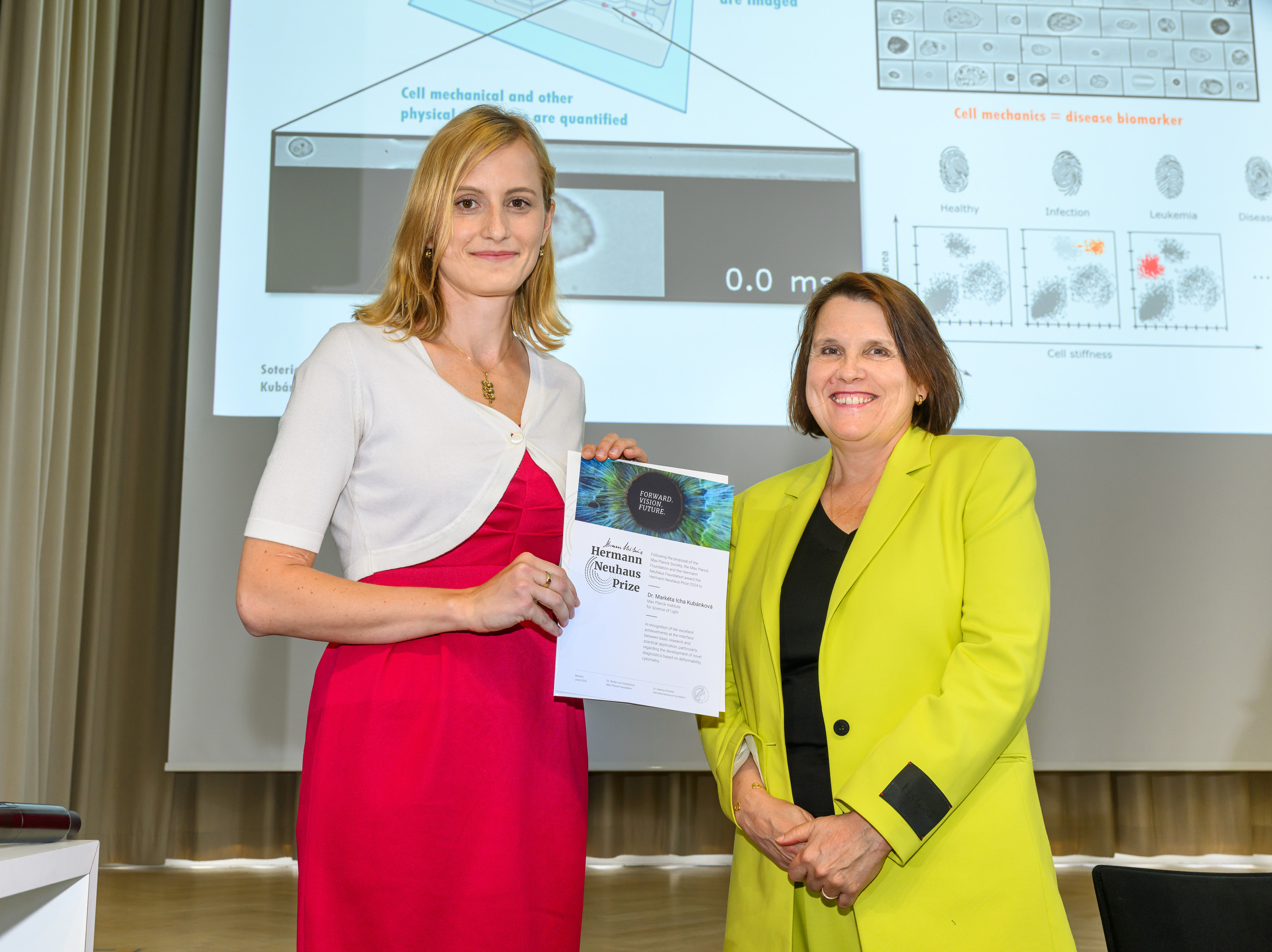 Markéta Icha Kubánková erhält den Hermann-Neuhaus-Preis bei der 75- Jahresversammlung der MPG.