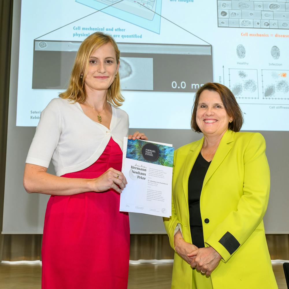 Markéta Icha Kubánková erhält den Hermann-Neuhaus-Preis bei der 75- Jahresversammlung der MPG. | ©MPG/David Ausserhofer Markéta Icha Kubánková erhält den Hermann-Neuhaus-Preis bei der 75- Jahresversammlung der MPG.