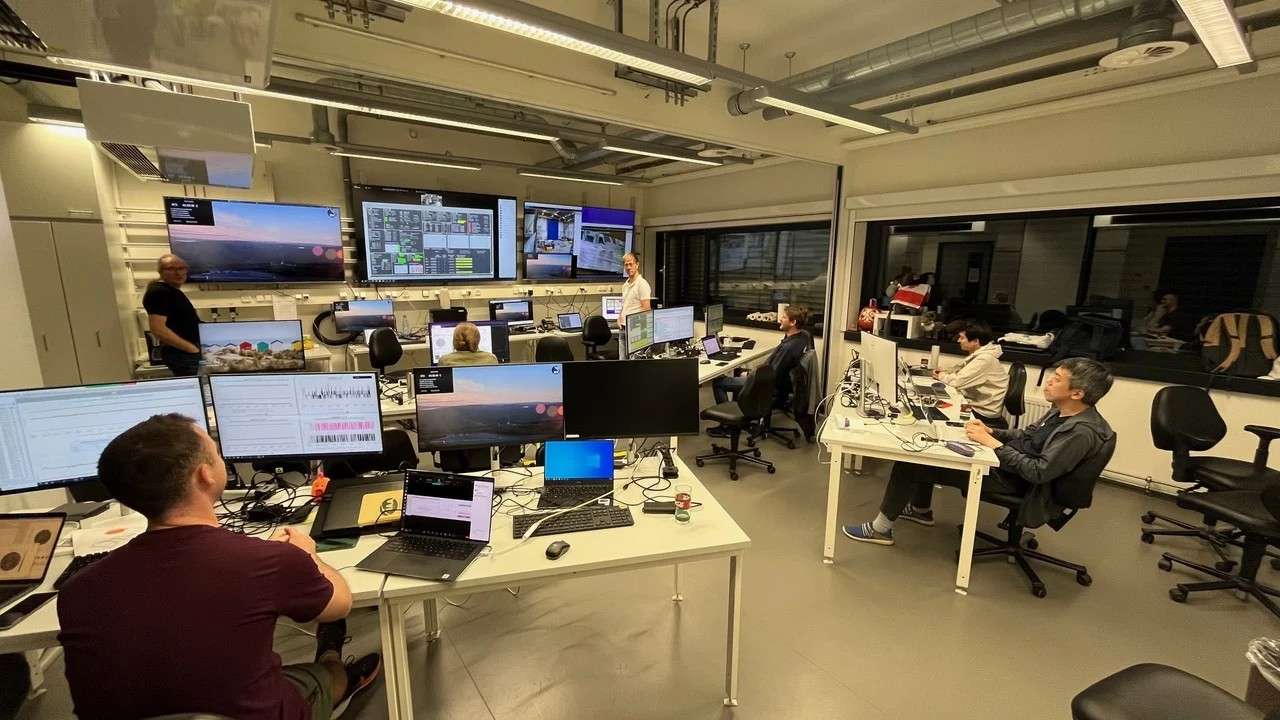Mitglieder des internationalen Sunrise III-Teams verfolgen die Vorbereitungen zum Start im Göttingen Operations Center am Max-Planck-Institut für Sonnensystemforschung.