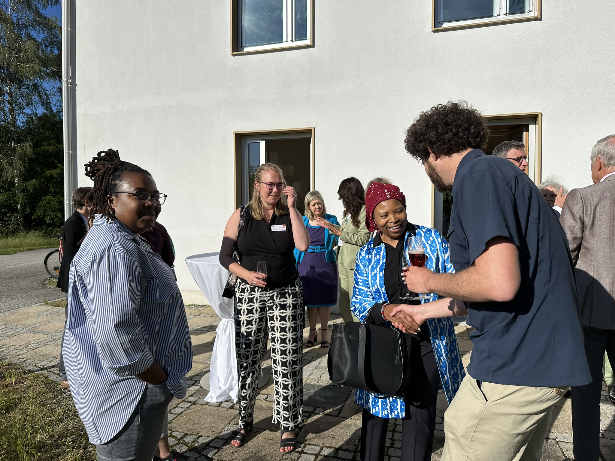 Bei der Eröffnung des Max Planck Centers in Seewiesen treffen südafrikanische Studierende auf Thandi T Mgxwati, Charge d'Affairs des Südafrikanischen Generalkonsulates.