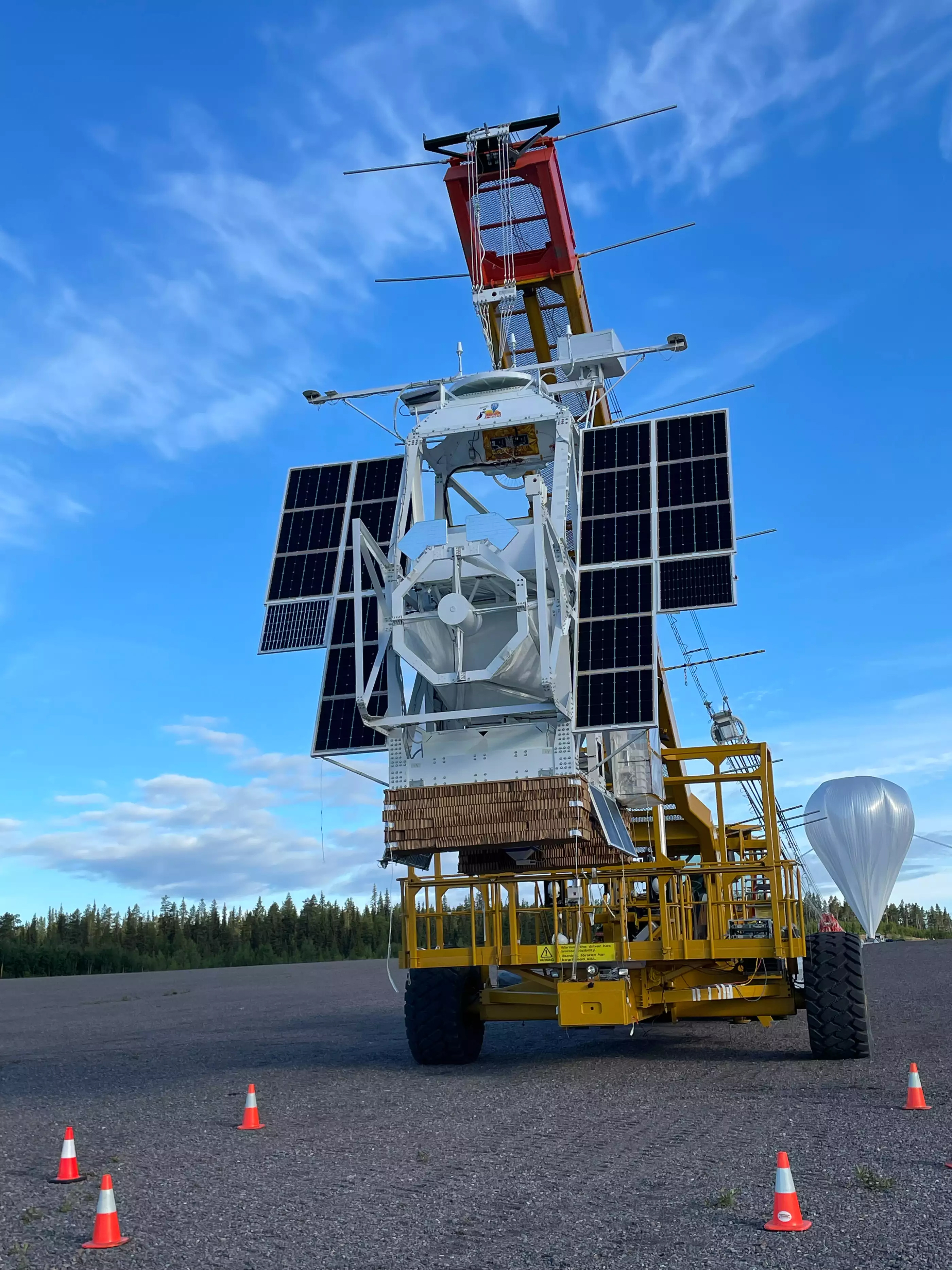 Das Sonnenobservatorium: Sunrise III kurz vor Beginn. Im Hintergrund ist der enorme Ballon bereits zum Teil mit Helium gefüllt zu sehen.