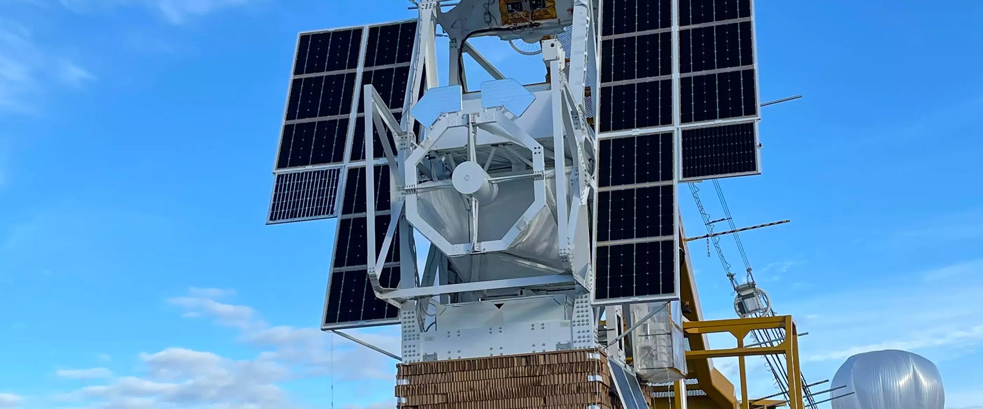 Das Sonnenobservatorium: Sunrise III kurz vor Beginn. Im Hintergrund ist der enorme Ballon bereits zum Teil mit Helium gefüllt zu sehen. | ©MPI für Sonnensystemforschung/D. Germerott Das Sonnenobservatorium: Sunrise III kurz vor Beginn. Im Hintergrund ist der enorme Ballon bereits zum Teil mit Helium gefüllt zu sehen.