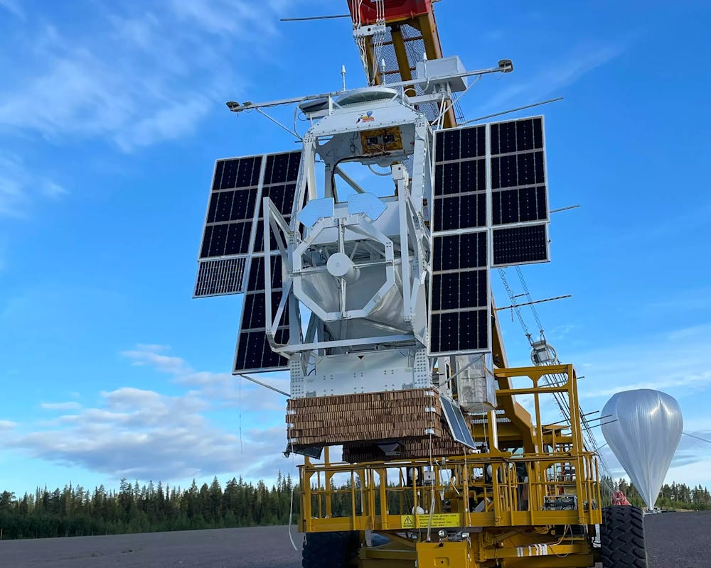 Das Sonnenobservatorium: Sunrise III kurz vor Beginn. Im Hintergrund ist der enorme Ballon bereits zum Teil mit Helium gefüllt zu sehen. | ©MPI für Sonnensystemforschung/D. Germerott Das Sonnenobservatorium: Sunrise III kurz vor Beginn. Im Hintergrund ist der enorme Ballon bereits zum Teil mit Helium gefüllt zu sehen.