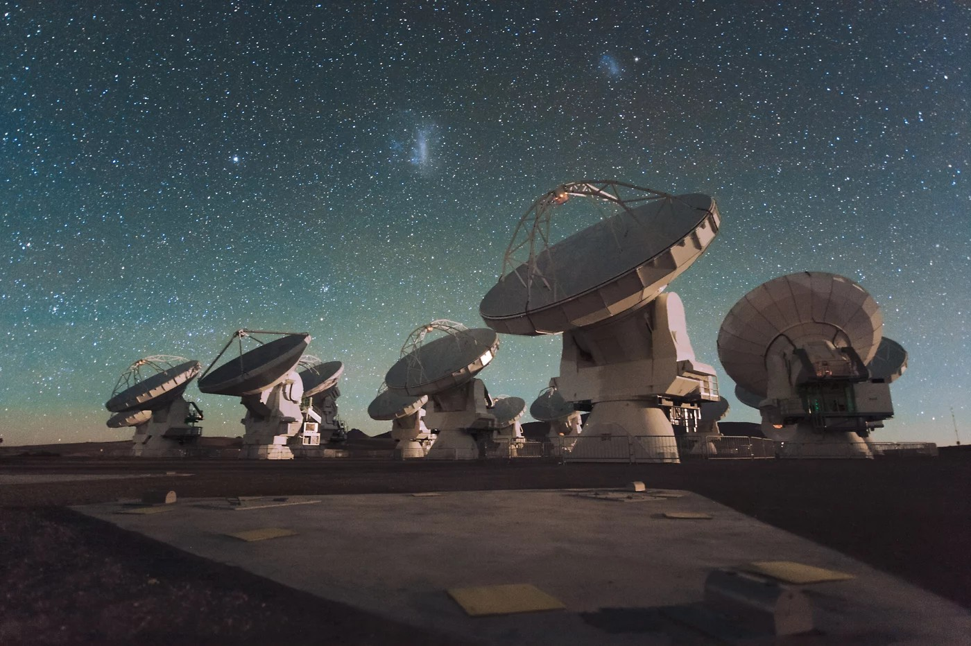 Das Atacama Large Millimeter/submillimeter Array (ALMA) ist ein Netzwerk von knapp 60 Radioteleskopen in der chilenischen Atacamawüste. Die einzelnen Teleskope haben einen Durchmesser von 7 oder 12 Metern und können so angeordnet werden, dass das gesamte Netzwerk einem Teleskop von 16 Kilometern Durchmesser gleicht. Weit abgelegen, beobachtet Alma bisher weitgehend ungestört von menschengemachter Störstrahlung.