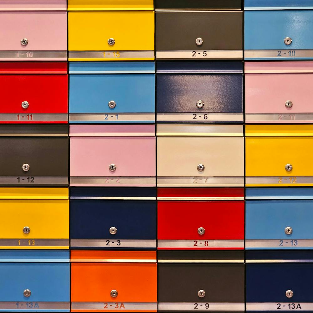 Bunte Briefkästen | ©KC Shum/Unsplash Bunte Briefkästen
