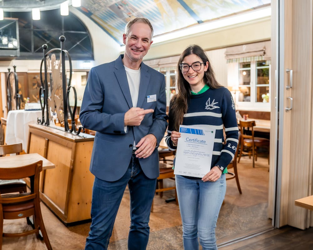 Dr. Sara Murciano erhält den Quantenverschränkungpreis von Dr. Michael Lebert. | ©MCQST/Christoph Hohmann Dr. Sara Murciano erhält den Quantenverschränkungpreis von Dr. Michael Lebert.