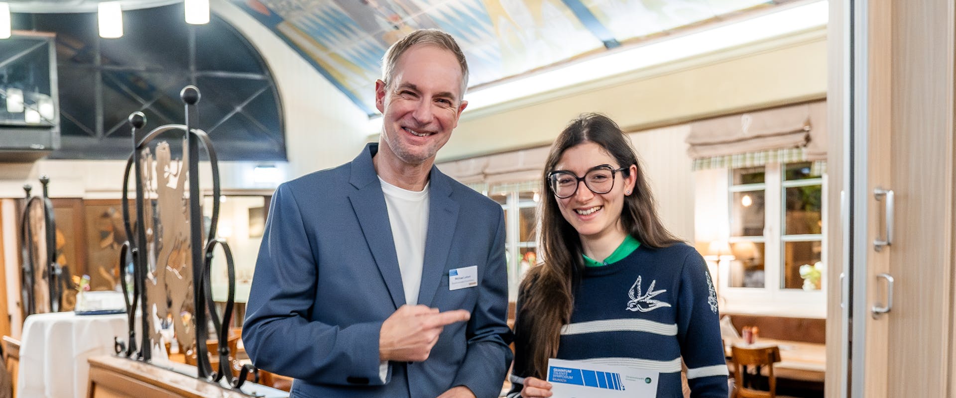Dr. Sara Murciano erhält den Quantenverschränkungpreis von Dr. Michael Lebert. | ©MCQST/Christoph Hohmann Dr. Sara Murciano erhält den Quantenverschränkungpreis von Dr. Michael Lebert.