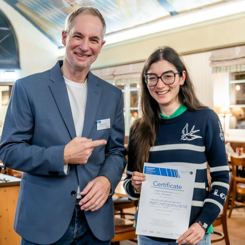 Dr. Sara Murciano erhält den Quantenverschränkungpreis von Dr. Michael Lebert. | ©MCQST/Christoph Hohmann Dr. Sara Murciano erhält den Quantenverschränkungpreis von Dr. Michael Lebert.