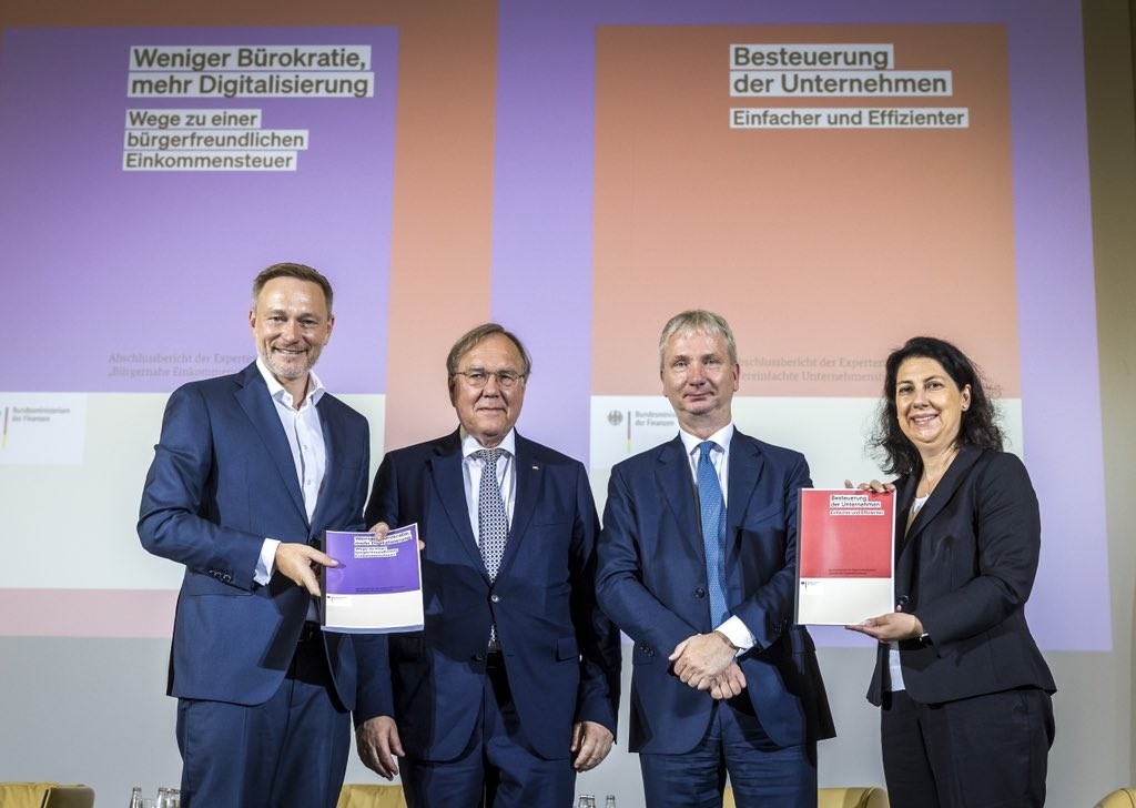 v.l.n.r. Bundesminister Christian Lindner, Prof. Dr. h. c. Rudolf Mellinghoff, Prof. Dr. Dr. h. c. Wolfgang Schön und Parlamentarische Staatssekretärin Katja Hesse