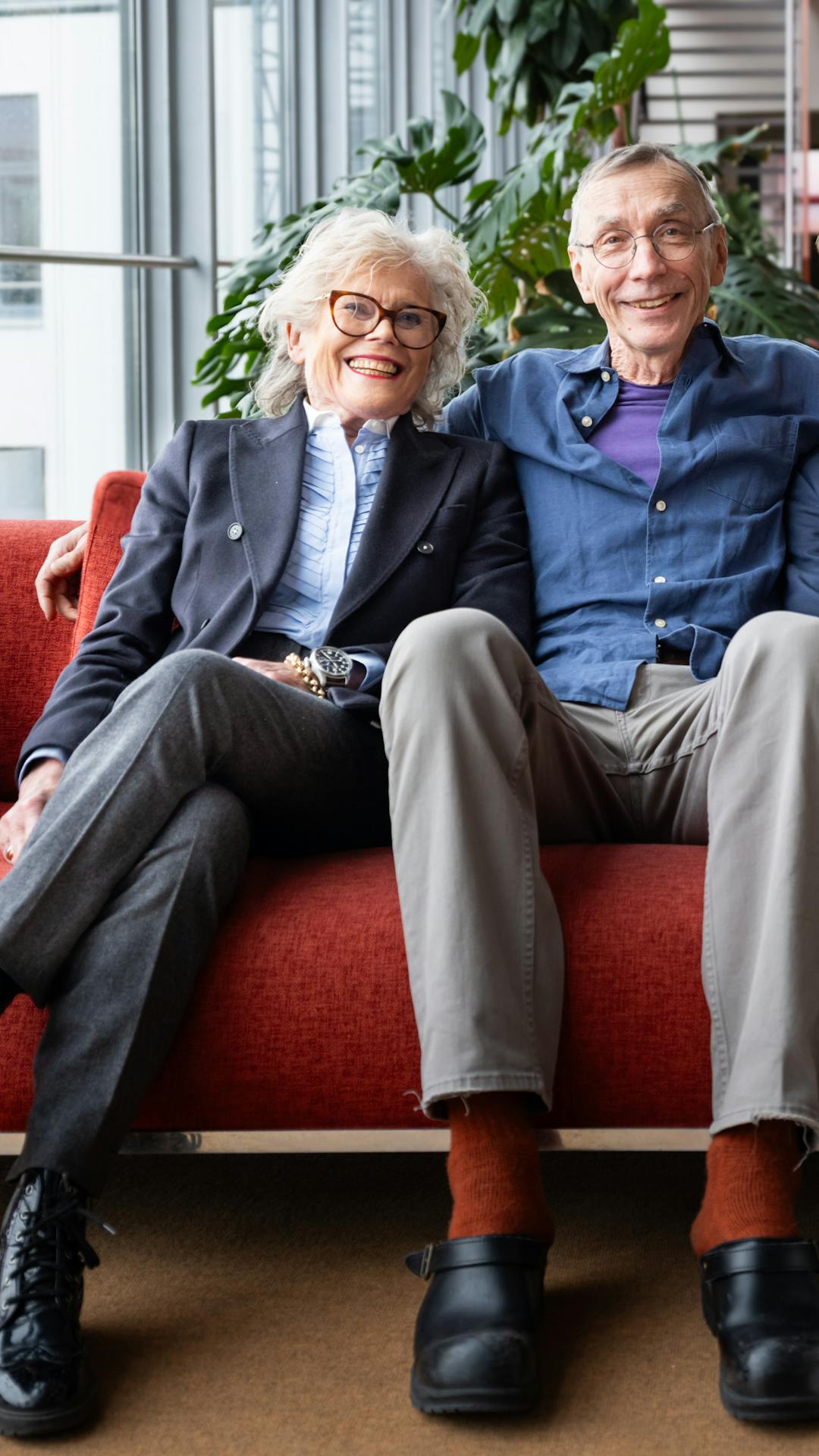 Förderin Sabine Schaefer trifft geförderten Forscher, Nobelpreisträger Svante Pääbo | ©MPI für evolutionäre Anthropologie Förderin Sabine Schaefer trifft geförderten Forscher, Nobelpreisträger Svante Pääbo