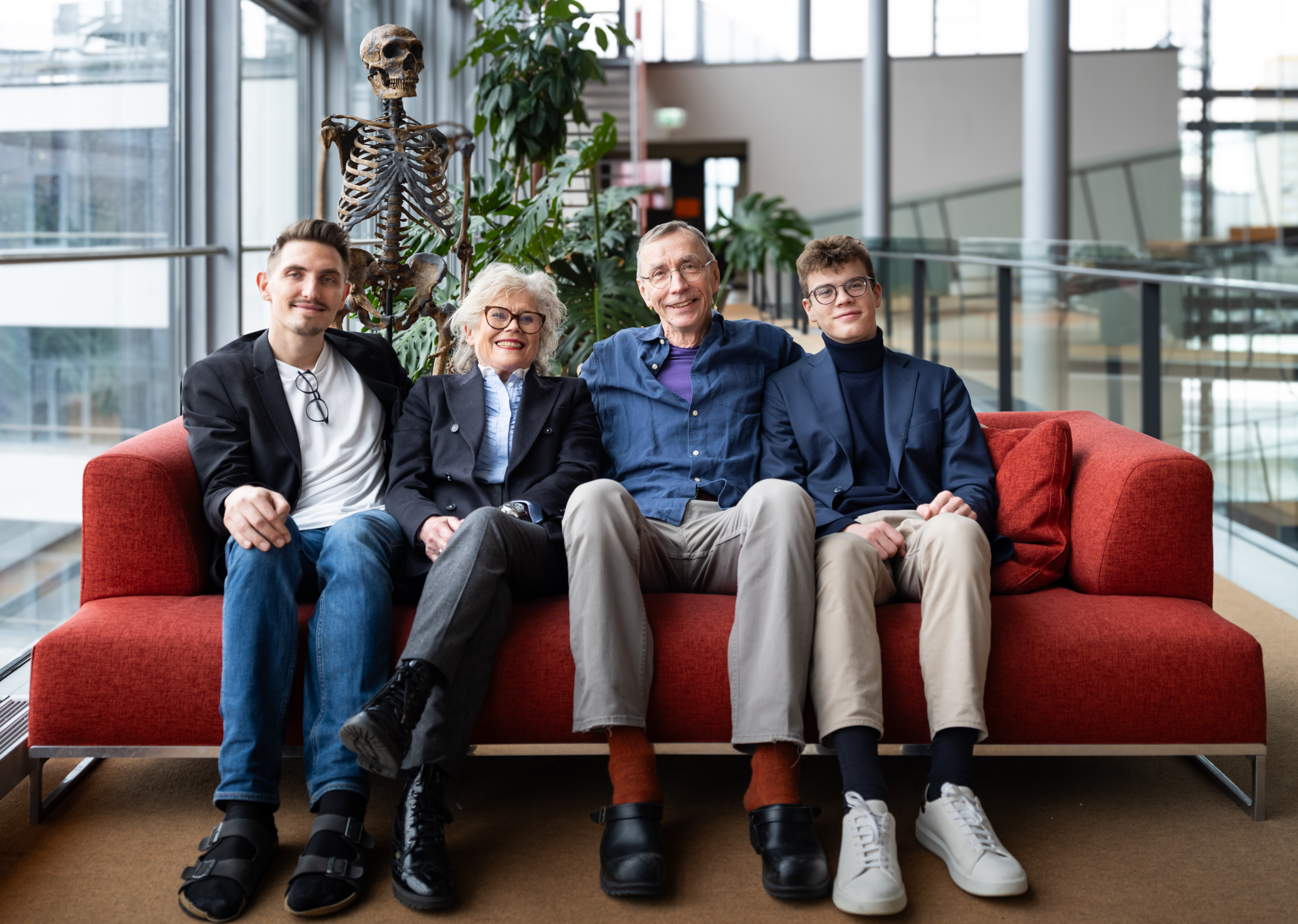 Förderin Sabine Schaefer tritt geförderten Wissenschaftler Svante Pääbo an seinem Max-Planck-Institut