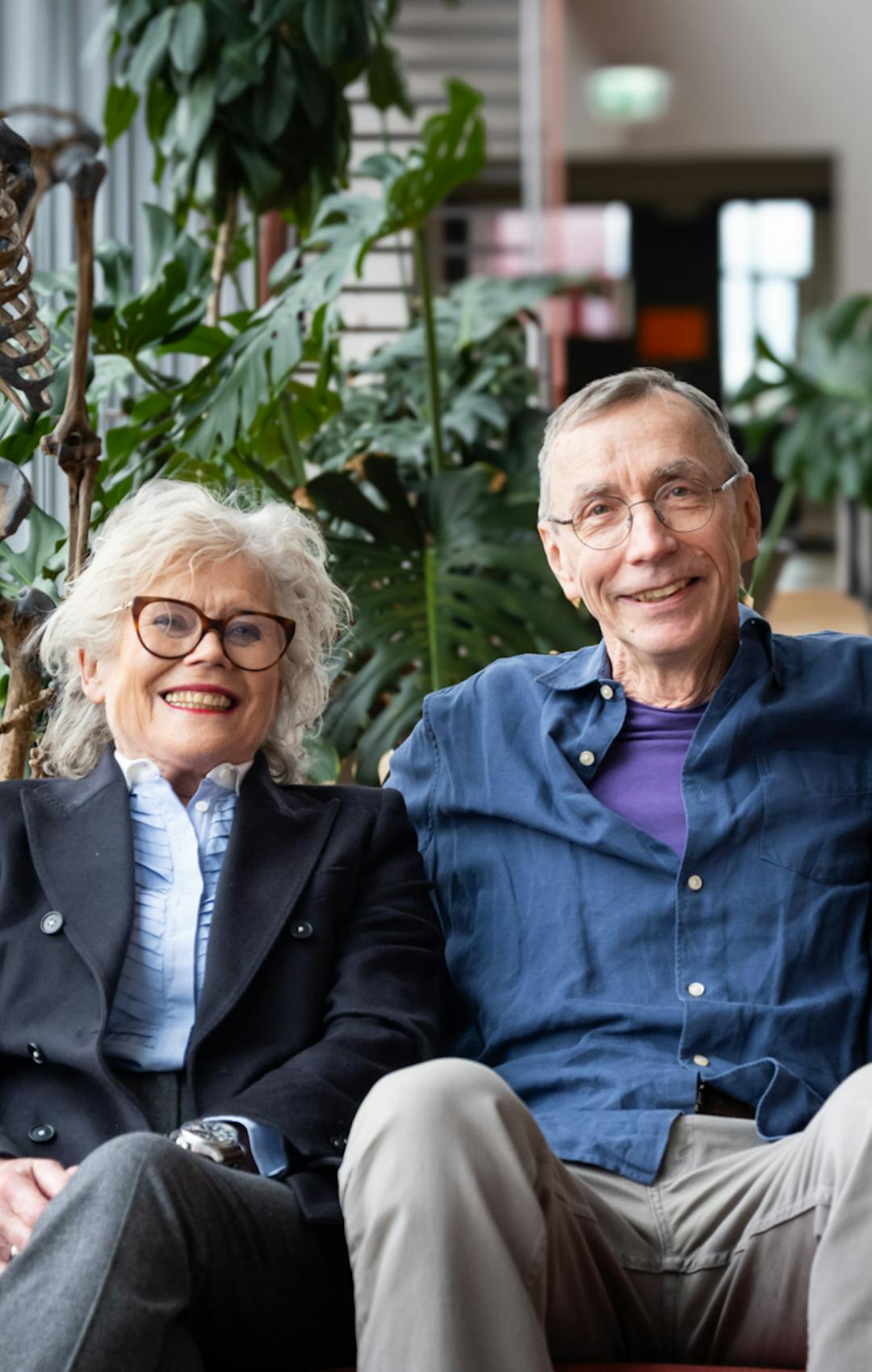 Förderin Sabine Schaefer tritt geförderten Wissenschaftler Svante Pääbo an seinem Max-Planck-Institut | ©MPI für evolutionäre Anthropologie Förderin Sabine Schaefer tritt geförderten Wissenschaftler Svante Pääbo an seinem Max-Planck-Institut