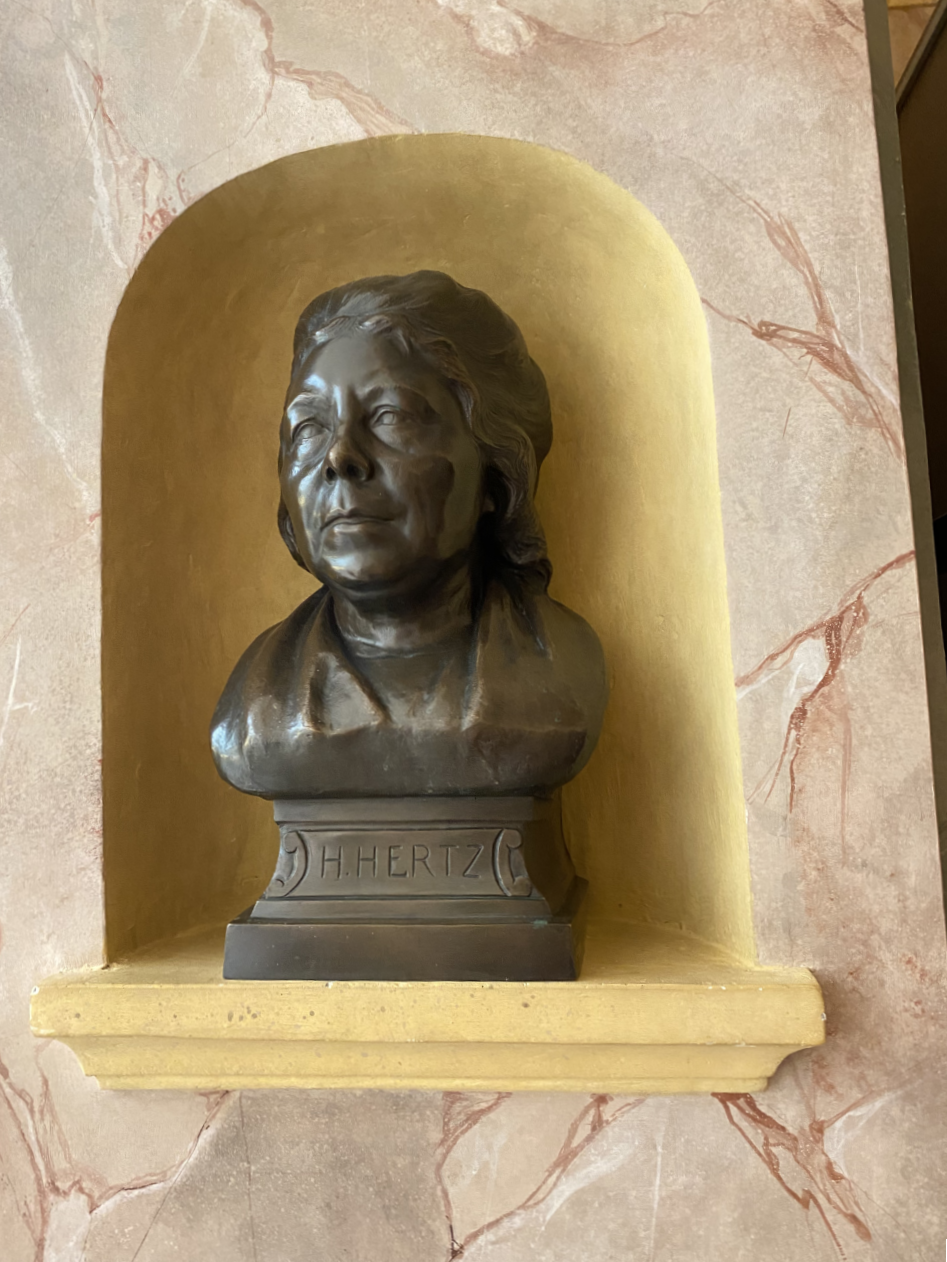 Büste von Henriette Hertz, Stifterin und Namensgeberin der Bibliotheca Hertziana in Rom, Max-Planck-Institut