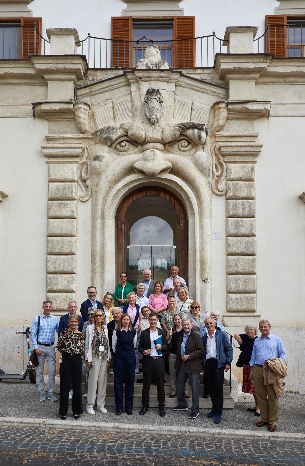 Gruppe der Fördernden vor dem Eingang der Bibliotheca Hertziana in Rom während ihrer Reise an Schauplätze der Spitzenforschung bei Max Planck, Italien