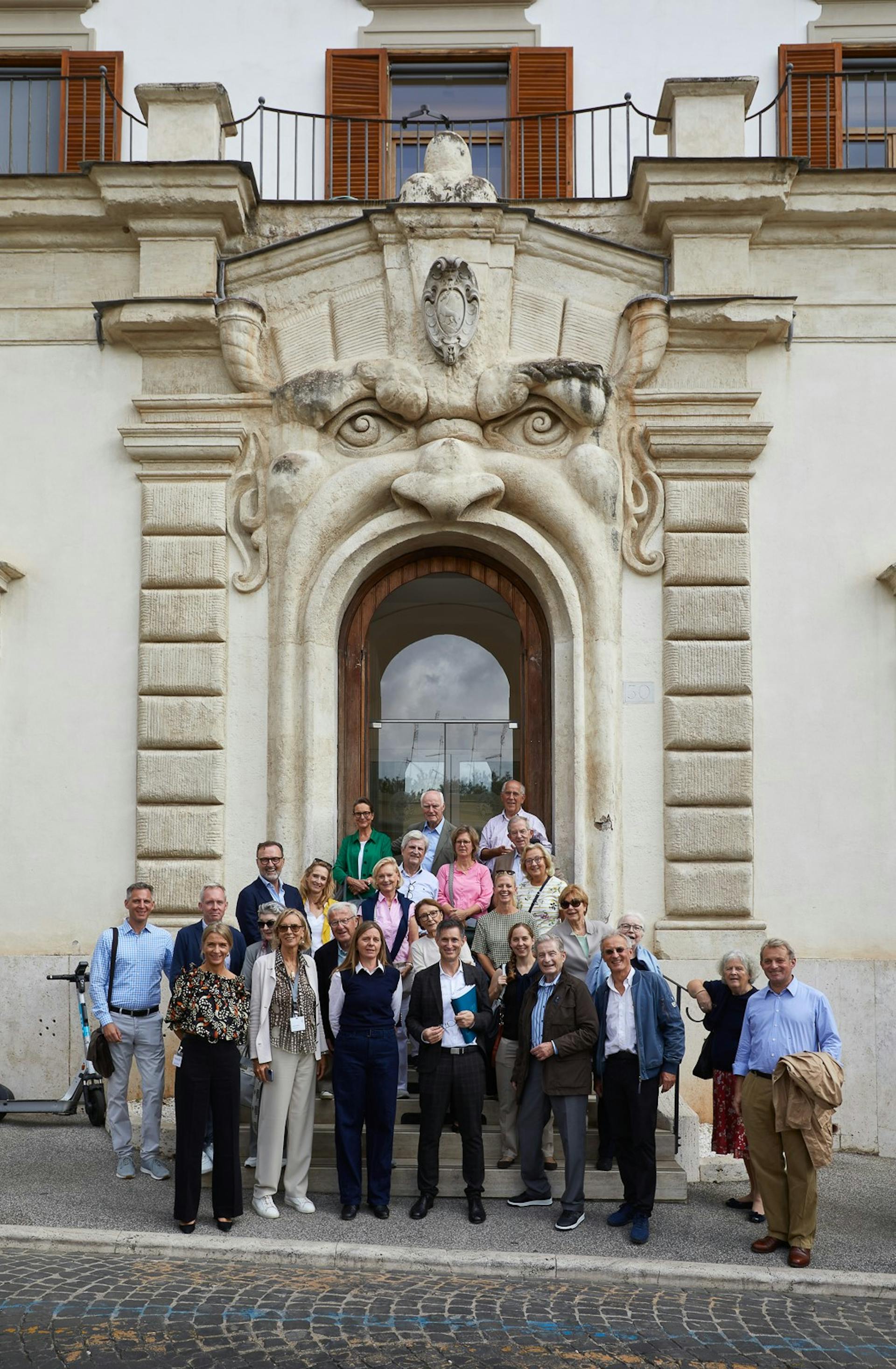 Gruppe der Fördernden vor dem Eingang der Bibliotheca Hertziana in Rom während ihrer Reise an Schauplätze der Spitzenforschung bei Max Planck, Italien | ©MPF Gruppe der Fördernden vor dem Eingang der Bibliotheca Hertziana in Rom während ihrer Reise an Schauplätze der Spitzenforschung bei Max Planck, Italien