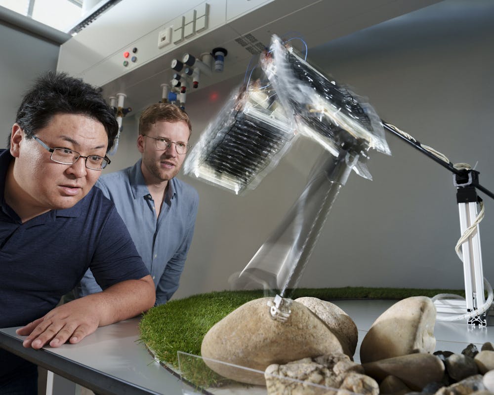 Toshihiko Fukushima und Thomas Buchner beobachten, wie das Roboterbein im Kreis springt. | ©MPI für Intelligente Systeme/Wolfram Scheible Toshihiko Fukushima und Thomas Buchner beobachten, wie das Roboterbein im Kreis springt.