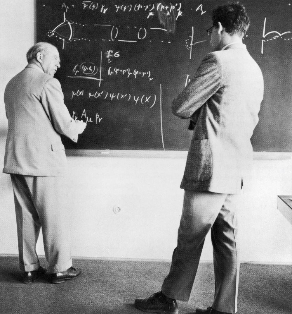 Werner Heisenberg an der Tafel Anfang 1960er Jahre; Berechnungen zur nichtlinearen Spinortheorie der Elementarteilchen, mit Hans Peter Dürr