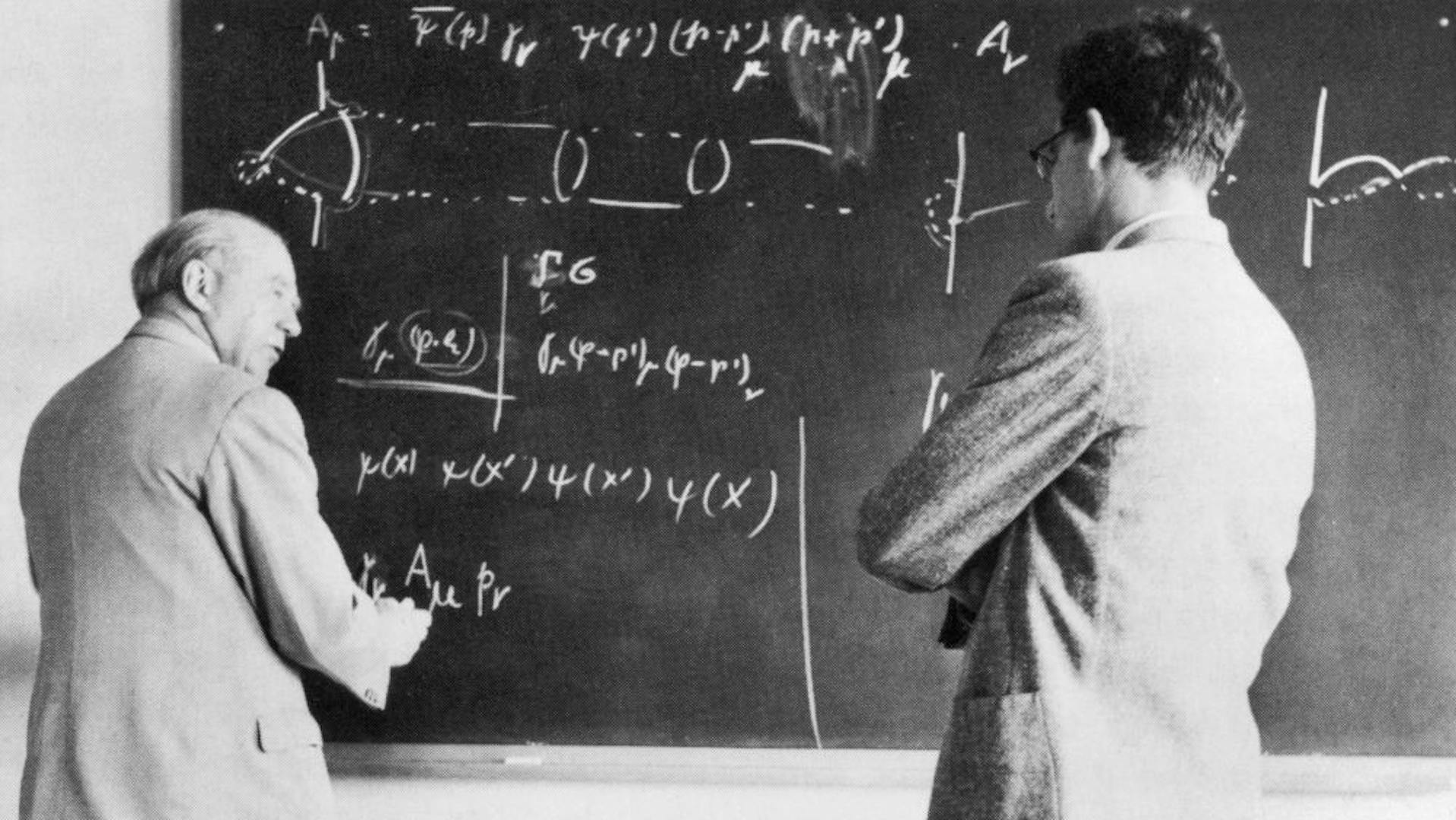 Werner Heisenberg an der Tafel Anfang 1960er Jahre; Berechnungen zur nichtlinearen Spinortheorie der Elementarteilchen, mit Hans Peter Dürr | ©Archiv der Max-Planck-Gesellschaft, Berlin/VI. Abt., Rep. 1, Nr. Heisenberg, Werner II/25 Werner Heisenberg an der Tafel Anfang 1960er Jahre; Berechnungen zur nichtlinearen Spinortheorie der Elementarteilchen, mit Hans Peter Dürr