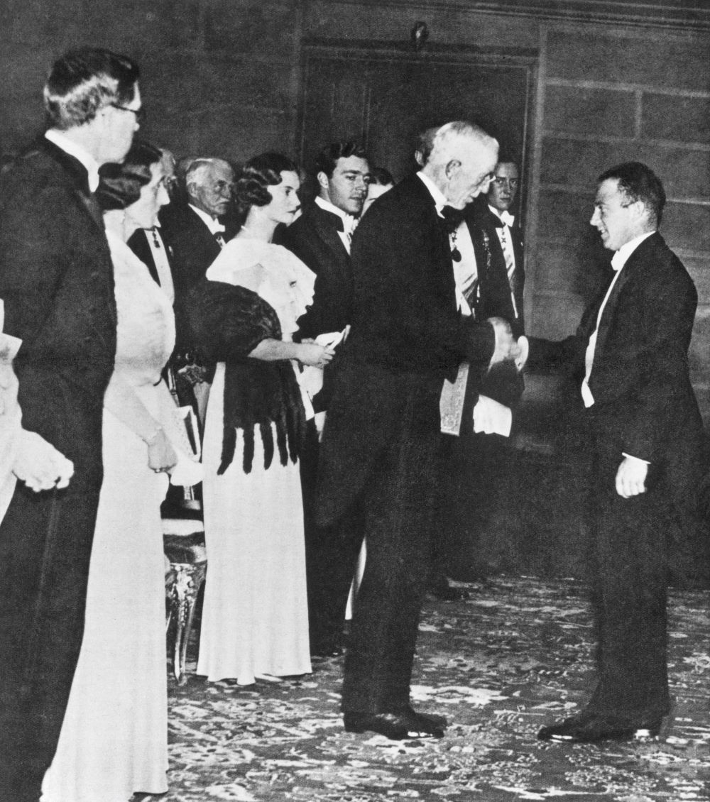 Werner Heisenberg 1933 bei der Verleihung des Nobelpreises für Physik 1932 in Stockholm. Reproduktion aus Zeitbilder, Vossische Zeitung Nr. 51, 17.12.1933.