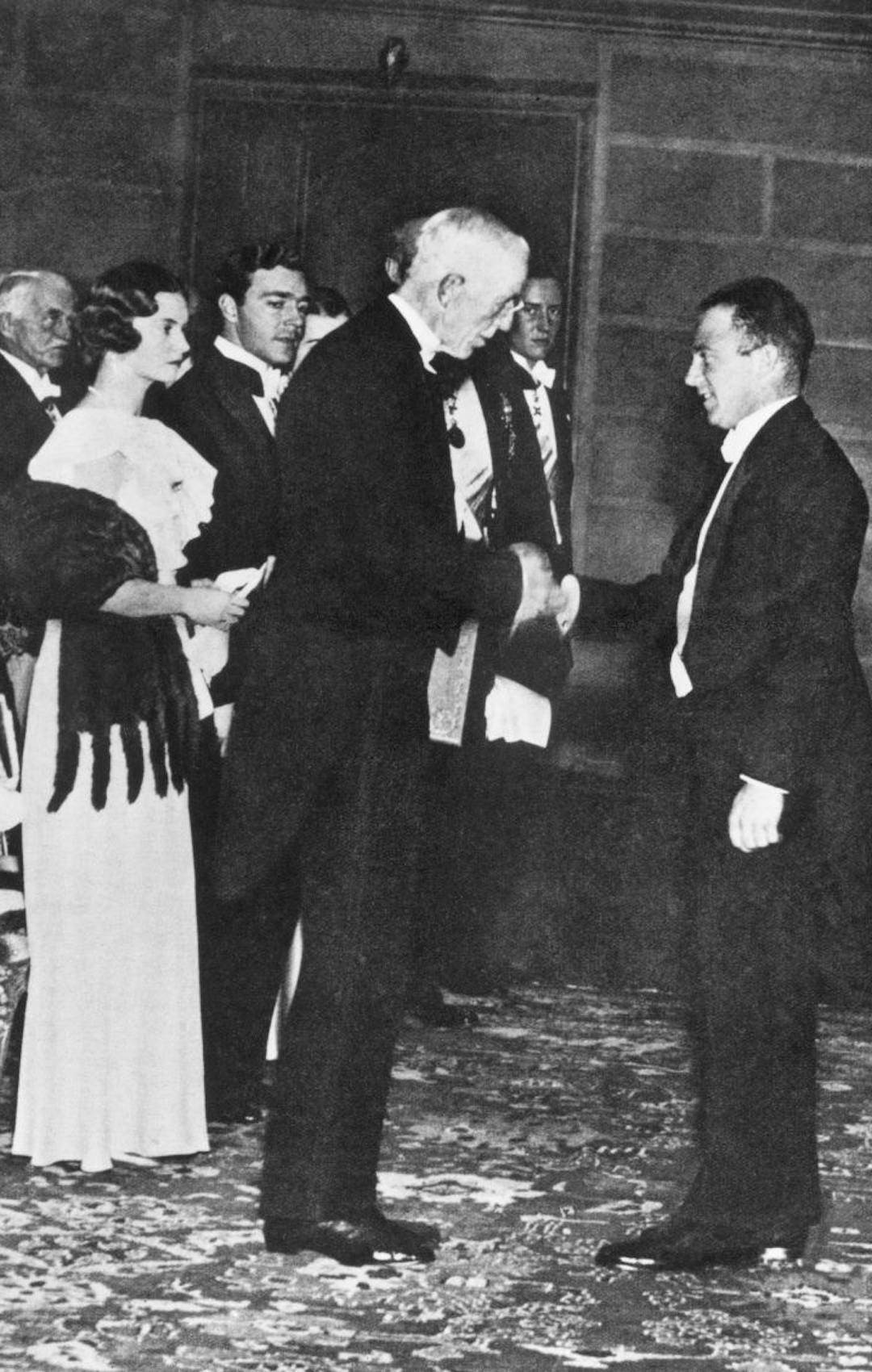 Werner Heisenberg 1933 bei der Verleihung des Nobelpreises für Physik 1932 in Stockholm. Reproduktion aus Zeitbilder, Vossische Zeitung Nr. 51, 17.12.1933. | ©Archiv der Max-Planck-Gesellschaft, Berlin/
VI. Abt., Rep. 1, Nr. Heisenberg, Werner II/1 Werner Heisenberg 1933 bei der Verleihung des Nobelpreises für Physik 1932 in Stockholm. Reproduktion aus Zeitbilder, Vossische Zeitung Nr. 51, 17.12.1933.