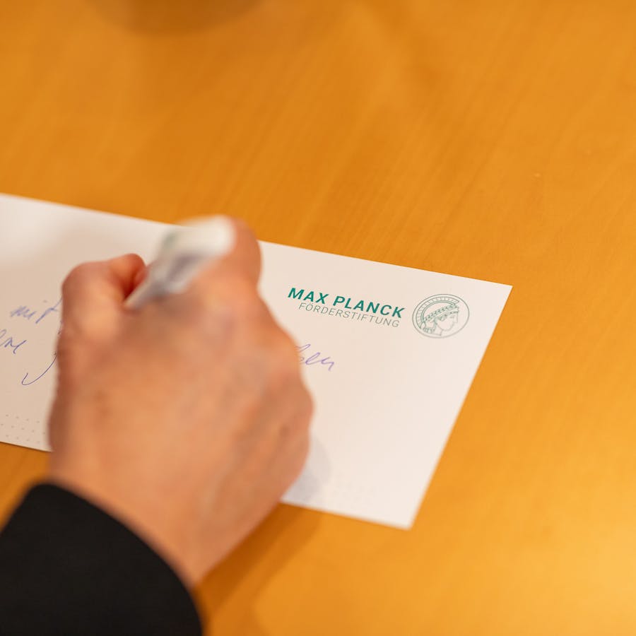 Schreiben von Fördererpost | ©MPF/Axel Griesch Schreiben von Fördererpost
