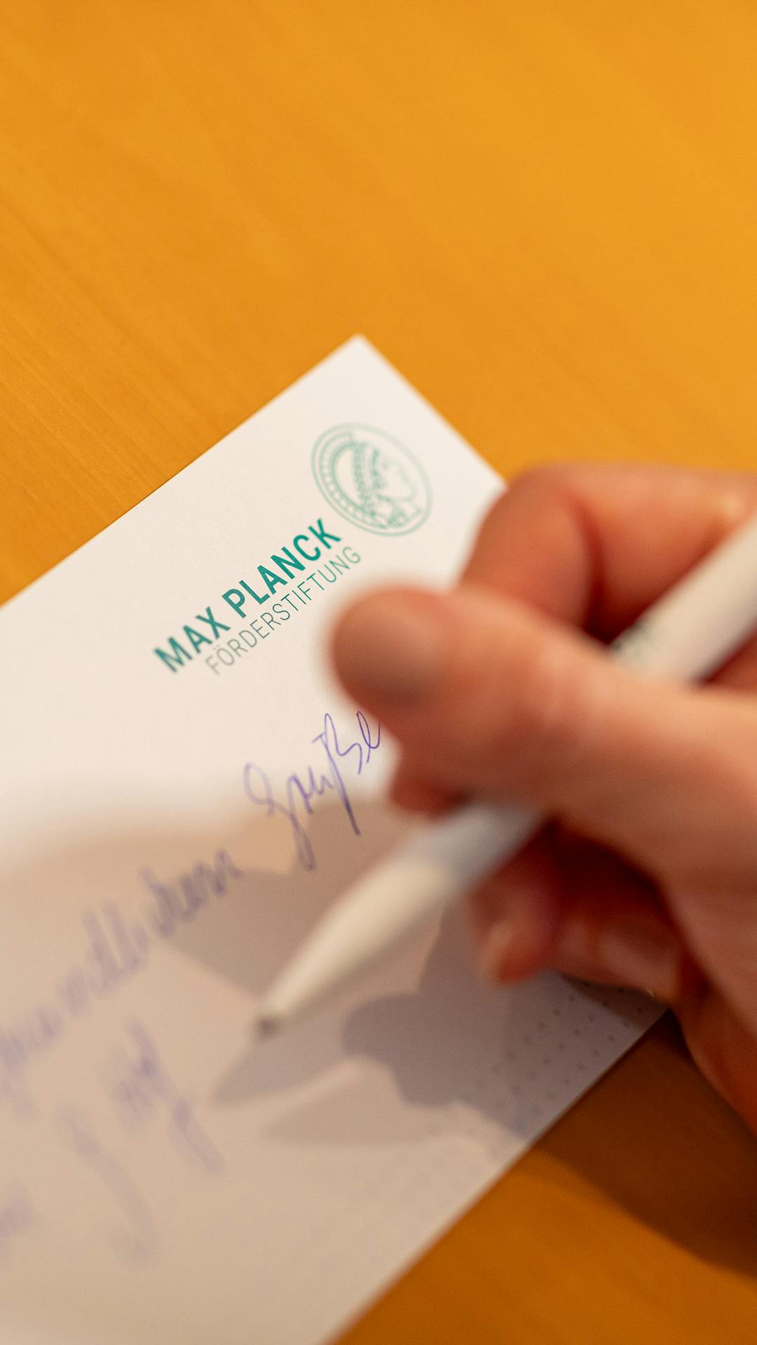 Schreiben von Fördererpost | ©MPF/Axel Griesch Schreiben von Fördererpost