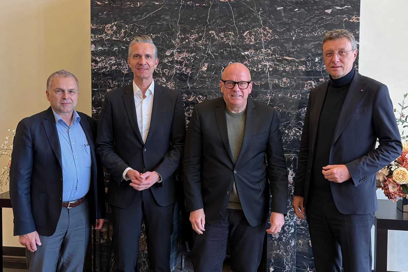 Patrick Cramer mit dem deutschen Botschafter Andreas Michaelis (2.v.r.) und den Max-Planck Direktoren Anton Zensus (links) und Christian Doeller (2.v.l.).