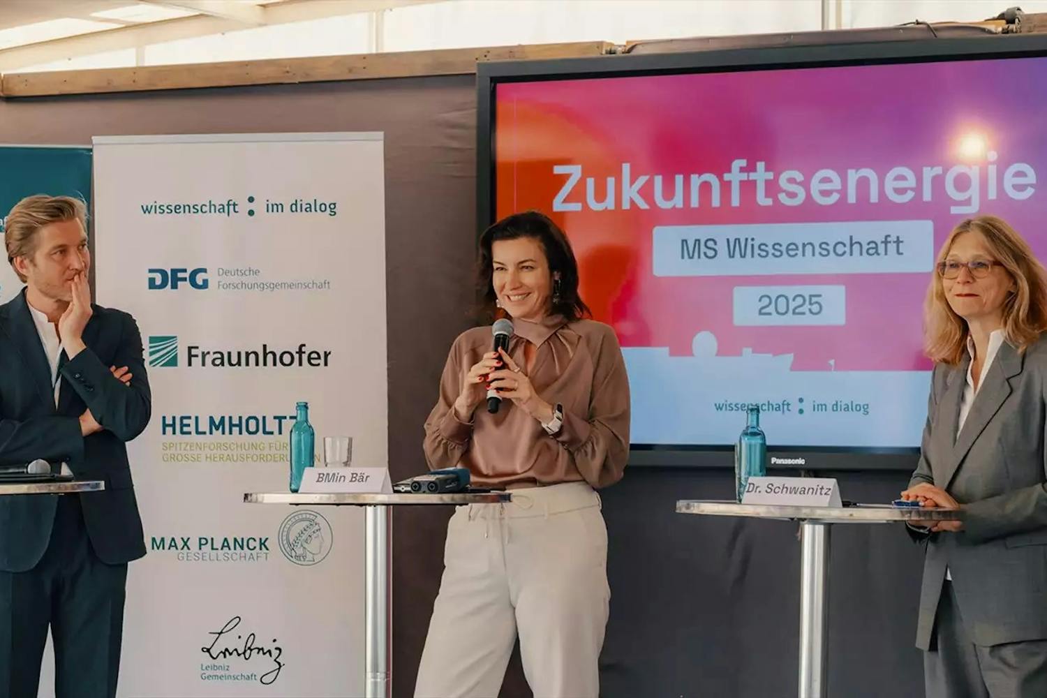 Benedikt Fecher, Dorothee Bär und Simone Schwanitz | ©Wissenschaft im Dialog/Ilja C. Hendel Benedikt Fecher, Dorothee Bär und Simone Schwanitz