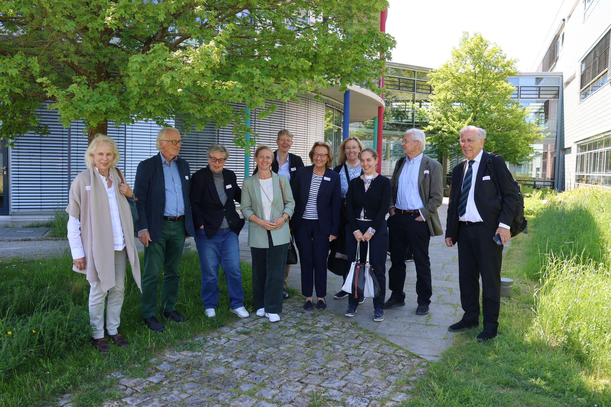 MPF Förderinnen und Förderer zum Besuch an drei Max-Planck-Institute in Jena. v.l.n.r. Angelica Reith, Jürgen Jencquel, Susanne Brecko, Karin Theede, Annett Geissler, Gudrun Pieroh-Joussen, Michaela Martini, Johanna Pöllath, Gerd Möller und Reinhard Pöllath