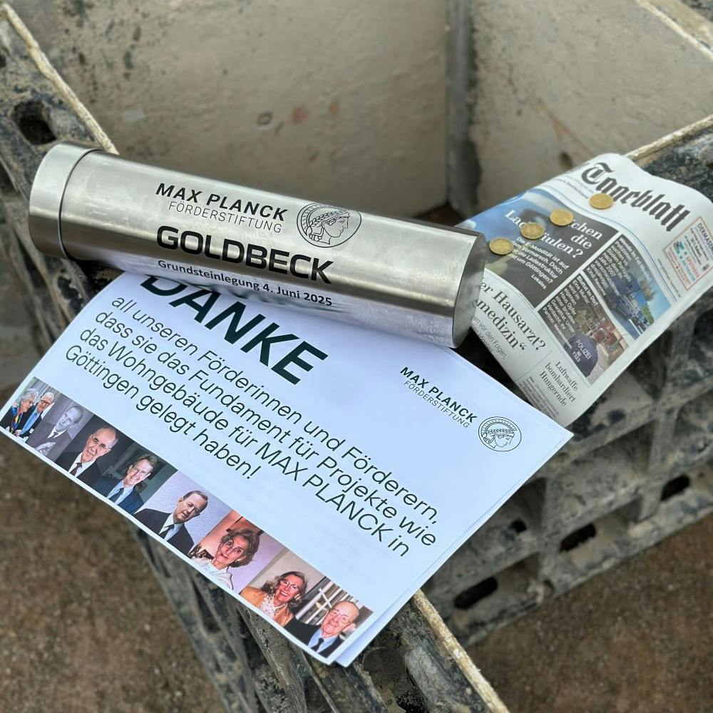 Inhalt der Zeitkapsel, die ins Fundament des Apartmenthauses in Göttingen eingelassen wurde. | ©MPF/Roman Franz Inhalt der Zeitkapsel, die ins Fundament des Apartmenthauses in Göttingen eingelassen wurde.