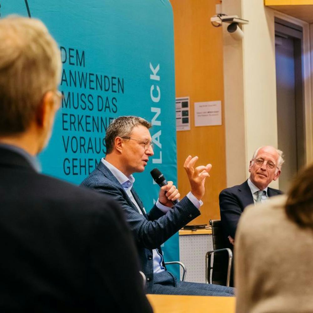 Prof. Dr. Patrick Cramer im Gespräch mit Dr. Andreas Gocke von der Boston Consulting Group. | ©MAX.P/Curtis Spahl Prof. Dr. Patrick Cramer im Gespräch mit Dr. Andreas Gocke von der Boston Consulting Group.