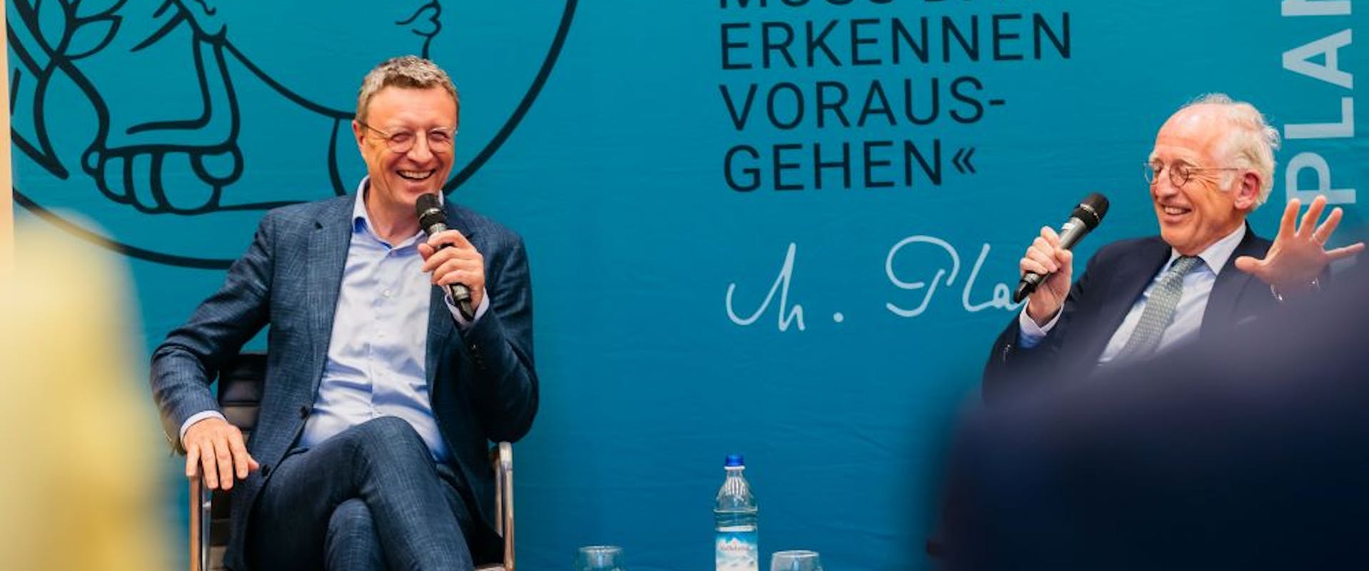 Präsident der Max-Planck-Gesellschaft Prof. Dr. Patrick Cramer im Gespräch mit Dr. Andreas Gocke von der Boston Consulting Group. | ©MAX.P/Curtis Spahl Präsident der Max-Planck-Gesellschaft Prof. Dr. Patrick Cramer im Gespräch mit Dr. Andreas Gocke von der Boston Consulting Group.