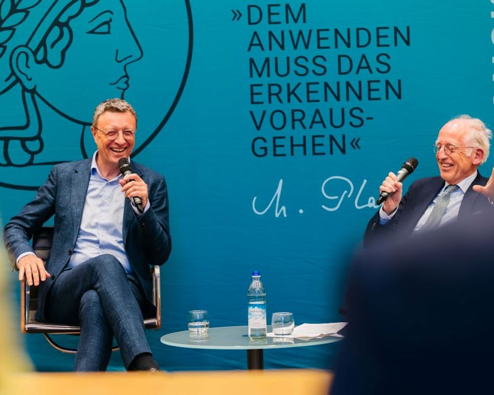 Präsident der Max-Planck-Gesellschaft Prof. Dr. Patrick Cramer im Gespräch mit Dr. Andreas Gocke von der Boston Consulting Group. | ©MAX.P/Curtis Spahl Präsident der Max-Planck-Gesellschaft Prof. Dr. Patrick Cramer im Gespräch mit Dr. Andreas Gocke von der Boston Consulting Group.