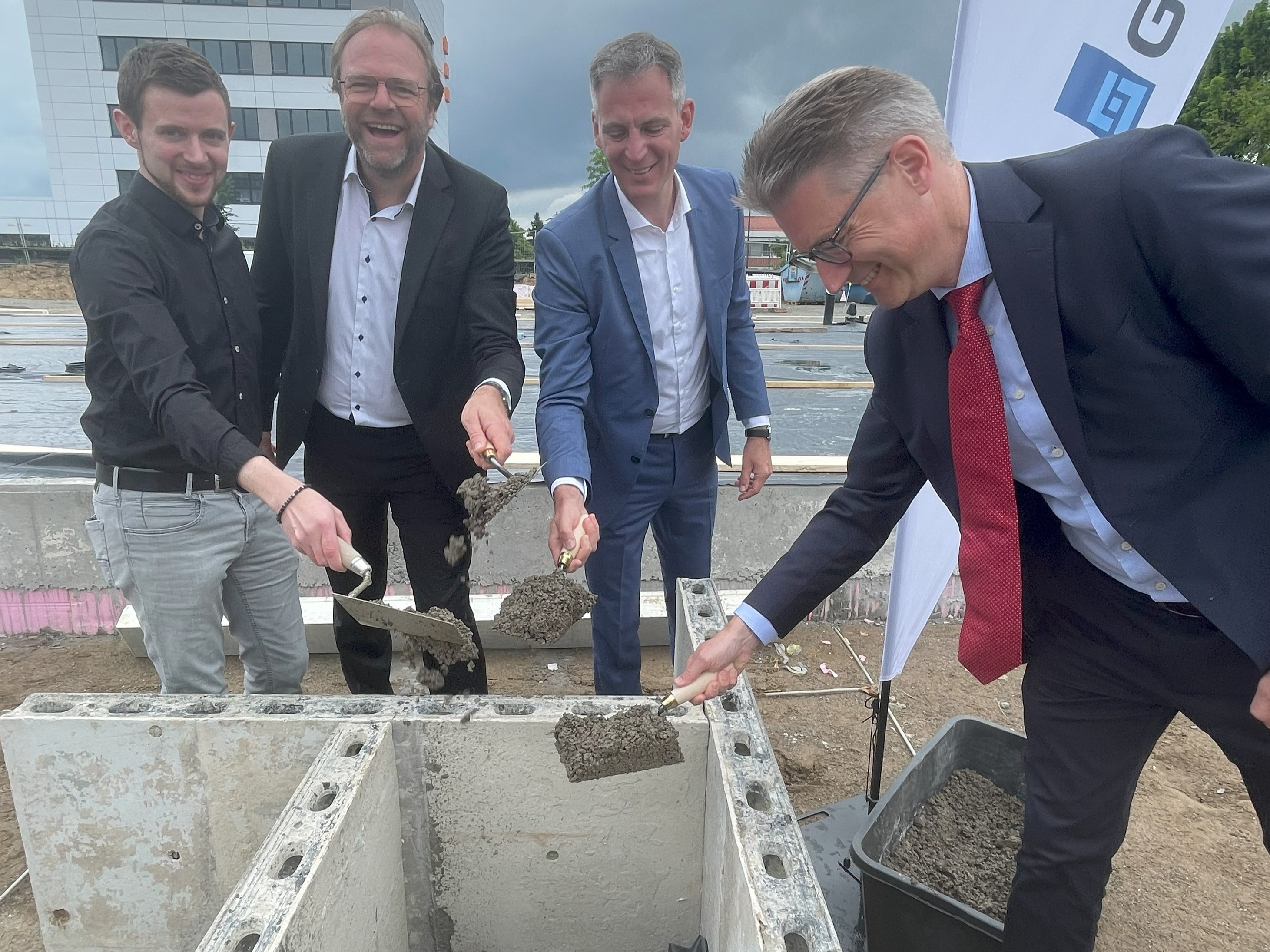 Grundsteinlegung Wohnbauprojekt Göttingen 2025: Die Zeitkapsel wird einbetoniert.