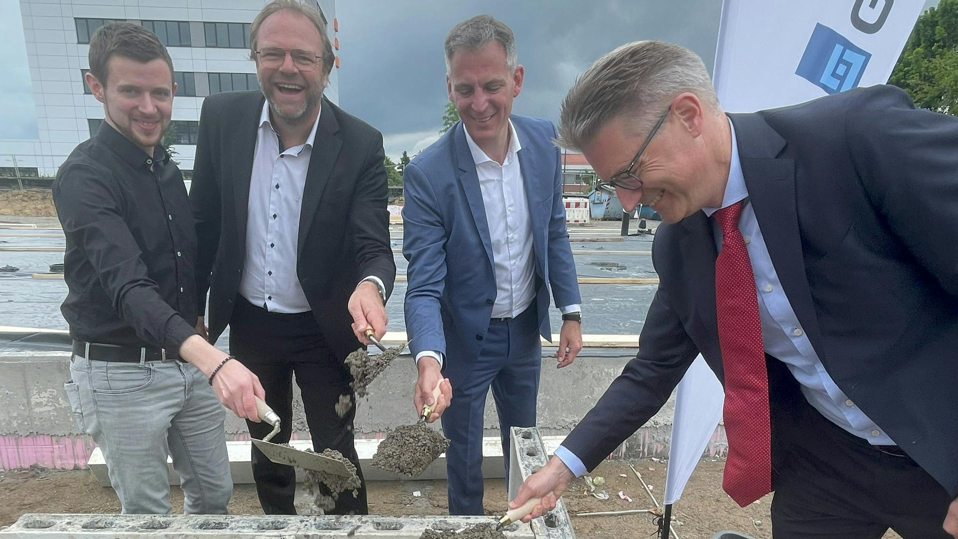 Grundsteinlegung Wohnbauprojekt Göttingen 2025: Die Zeitkapsel wird einbetoniert. | ©GOLDBECK GmbH Grundsteinlegung Wohnbauprojekt Göttingen 2025: Die Zeitkapsel wird einbetoniert.