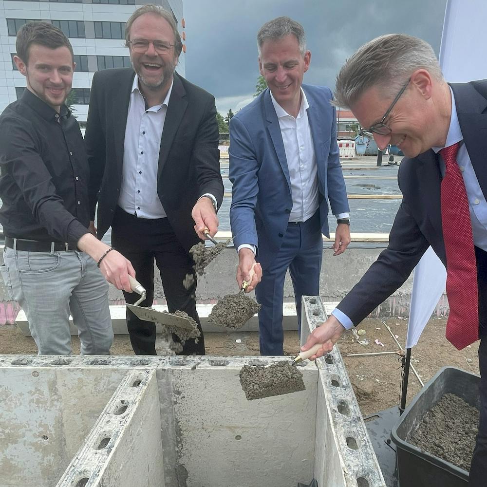 Grundsteinlegung Wohnbauprojekt Göttingen 2025: Die Zeitkapsel wird einbetoniert. | ©GOLDBECK GmbH Grundsteinlegung Wohnbauprojekt Göttingen 2025: Die Zeitkapsel wird einbetoniert.