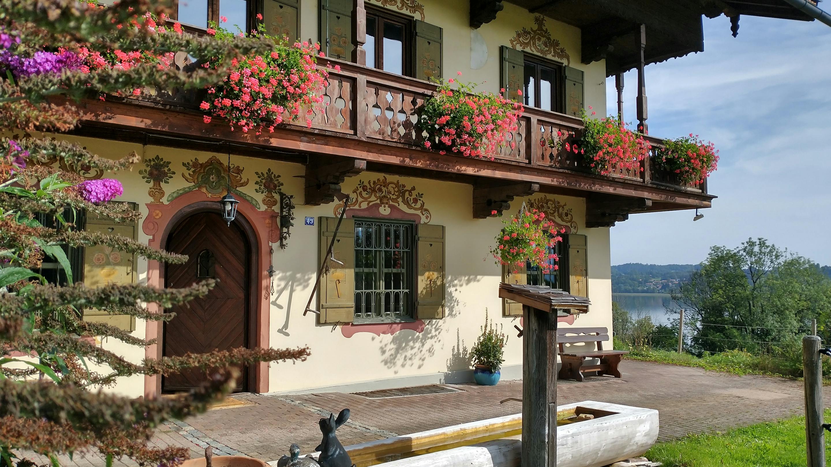 Altes Bauernhaus "Grundner" mit typisch bayerischem Geranienschmuck | ©MPF Altes Bauernhaus "Grundner" mit typisch bayerischem Geranienschmuck