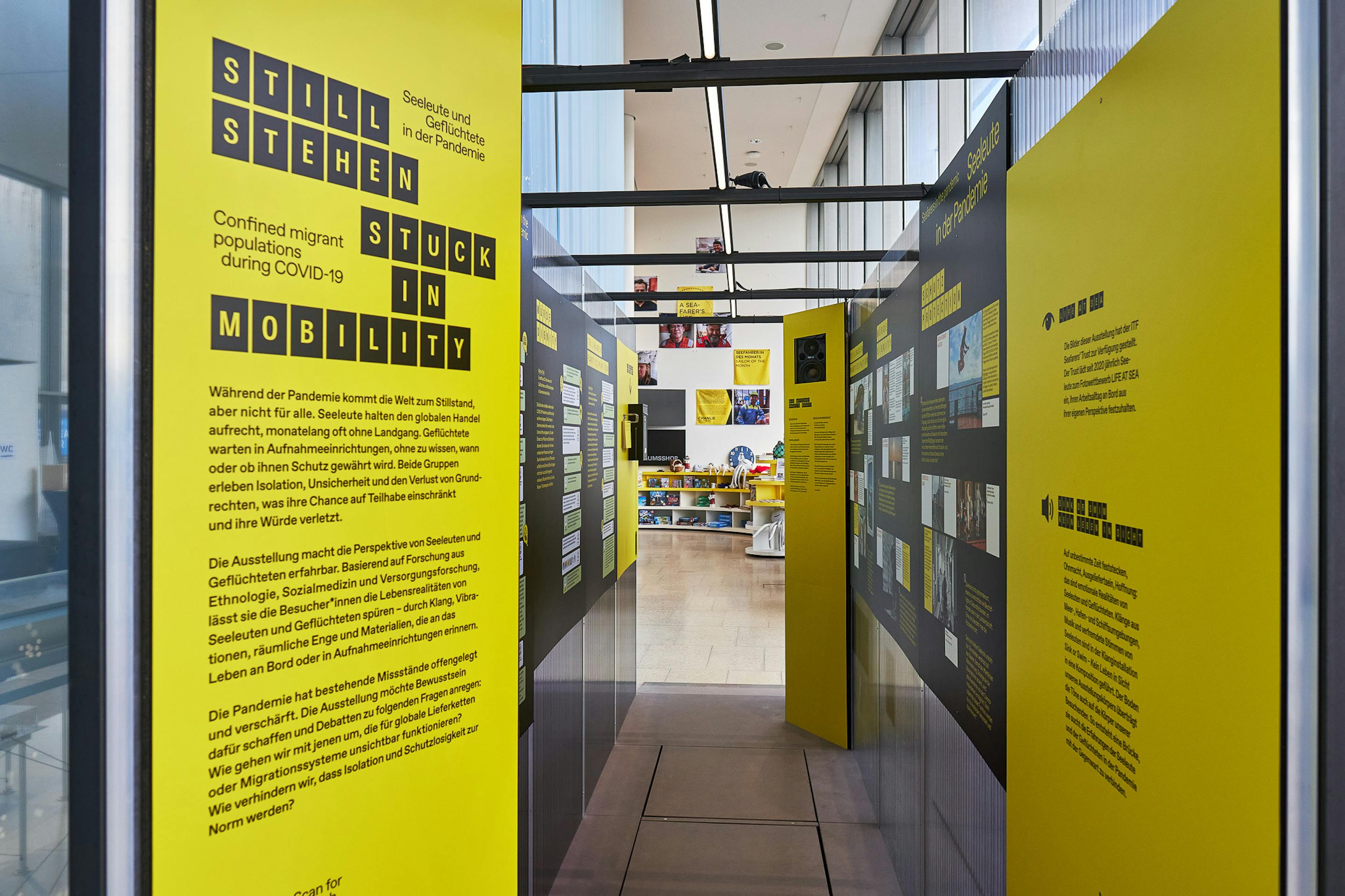 Ausstellung „Still Stehen – Seeleute und Geflüchtete in der Pandemie" | ©DSM/Niels Hollmeier Ausstellung „Still Stehen – Seeleute und Geflüchtete in der Pandemie"