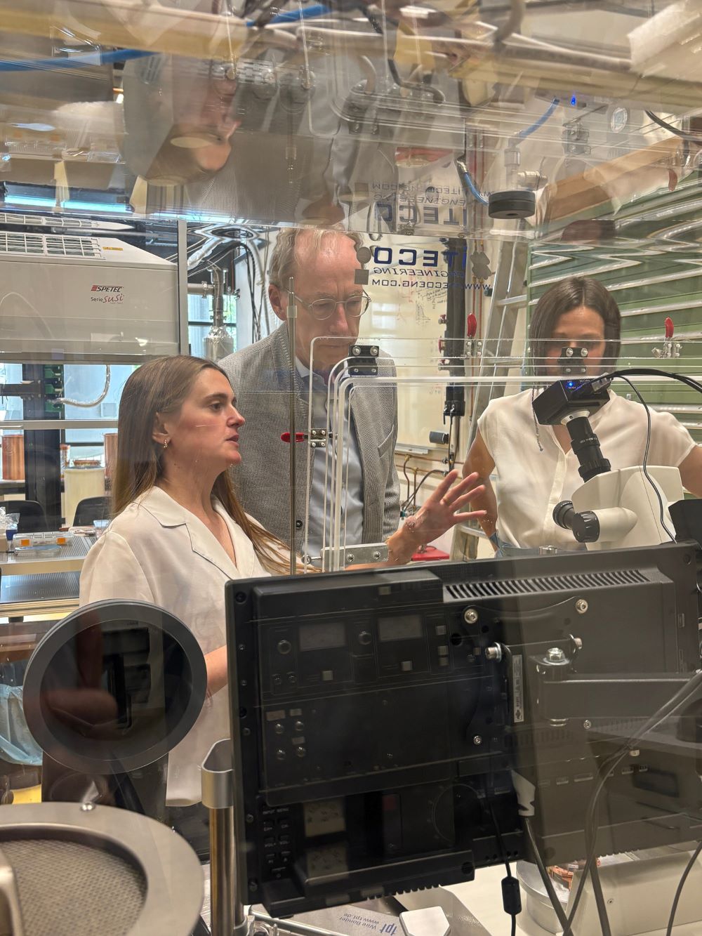 Hanrieder-Stipendiatin Martina Varela (links) gibt Förderer Dr. Wolfgang Hanrieder Einblicke in ihre Forschung zur Dunklen Materie.