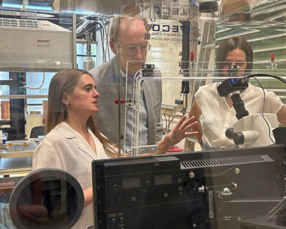 Hanrieder-Stipendiatin Martina Varela (links) gibt Förderer Dr. Wolfgang Hanrieder Einblicke in ihre Forschung zur Dunklen Materie. | ©MPP/Barbara Wankerl Hanrieder-Stipendiatin Martina Varela (links) gibt Förderer Dr. Wolfgang Hanrieder Einblicke in ihre Forschung zur Dunklen Materie.