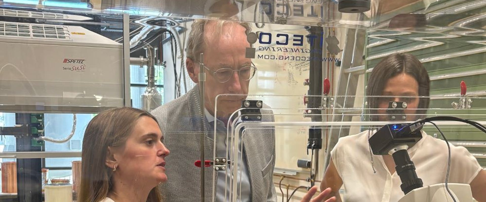 Hanrieder-Stipendiatin Martina Varela (links) gibt Förderer Dr. Wolfgang Hanrieder Einblicke in ihre Forschung zur Dunklen Materie. | ©MPP/Barbara Wankerl Hanrieder-Stipendiatin Martina Varela (links) gibt Förderer Dr. Wolfgang Hanrieder Einblicke in ihre Forschung zur Dunklen Materie.