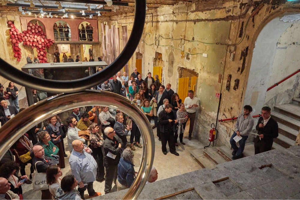 Ausstellung "CHI ESCE ENTRA. A TRIBUTE EXHIBITION TO A DISAPPEARING BUILDING."