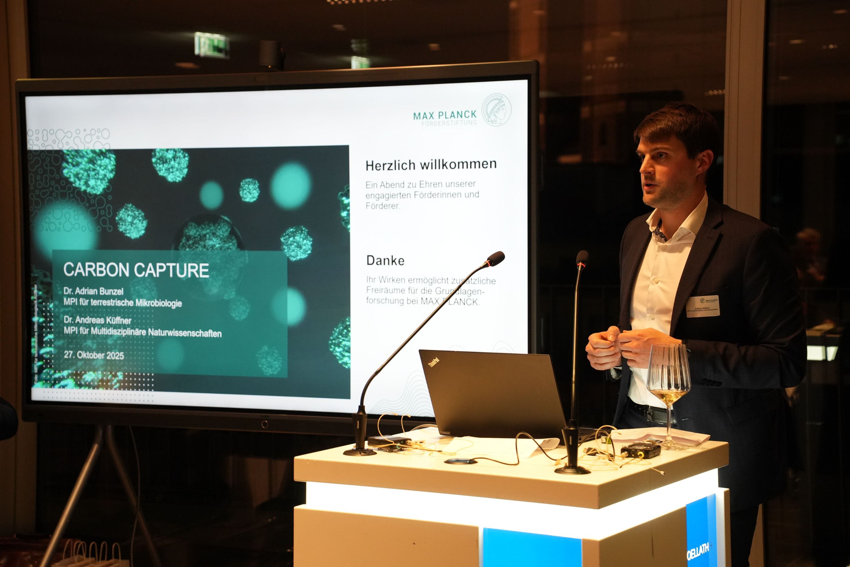 Dr. Andreas Küffner hält einen Vortrag über seine Forschung